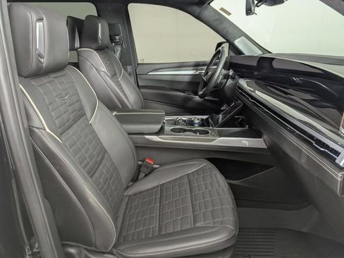 Used 2025 Cadillac Escalade ESV V AWD/4WD image 23