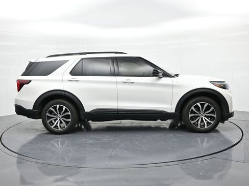 Used 2025 Ford Explorer ST-Line image 5