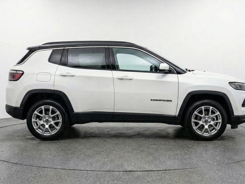 Used 2025 Jeep Compass Limited image 11
