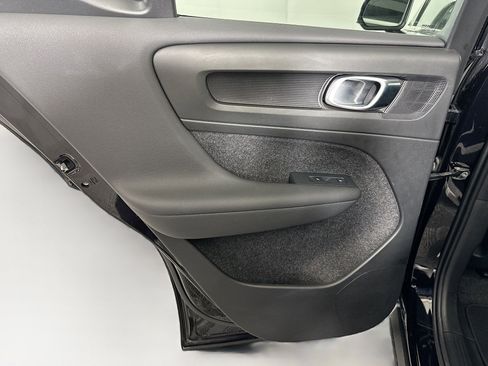 Used 2025 Volvo XC40 B5 Plus image 27