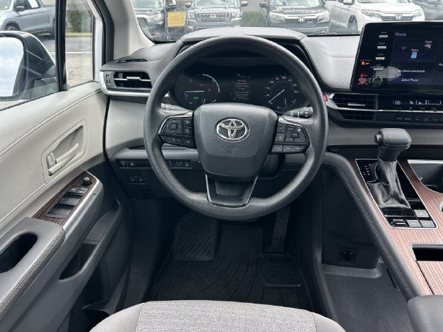 Used 2024 Toyota Sienna LE AWD/4WD image 14