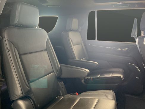 Used 2021 GMC Yukon XL Denali w/ Denali Premium Package AWD/4WD image 25