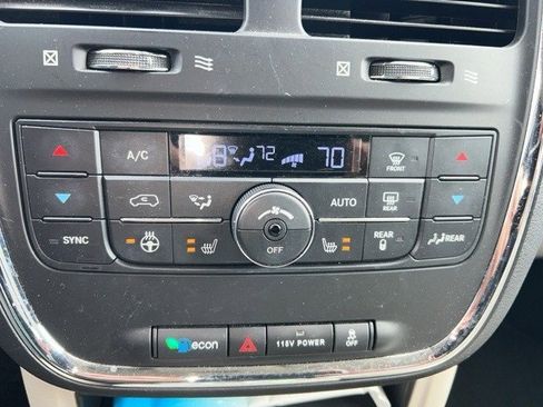 Used 2014 Chrysler Town & Country Touring-L w/ Driver Convenience Group image 10