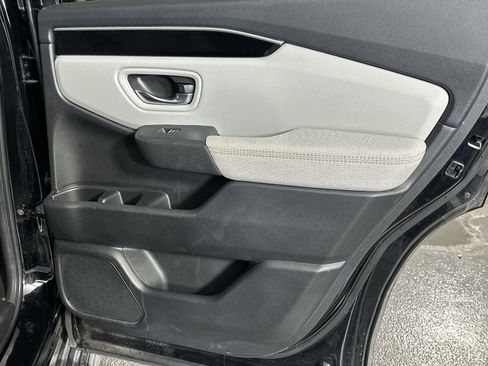 Used 2023 Honda Pilot LX image 32