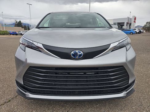 Used 2025 Toyota Sienna LE FWD image 9