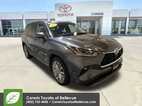 Used 2023 Toyota Highlander Platinum image 2