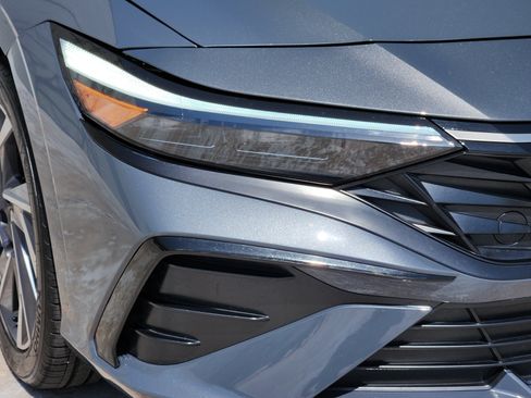 Used 2025 Hyundai Elantra Limited FWD image 10