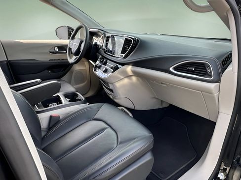 Used 2024 Chrysler Pacifica Limited FWD image 12