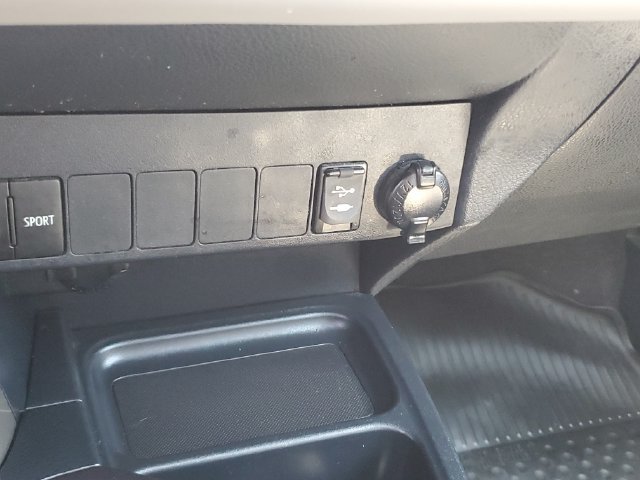 Used 2018 Toyota RAV4 XLE AWD/4WD image 18