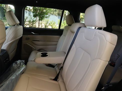 New 2023 Jeep Grand Cherokee L Limited w/ Luxury Tech Group II image 22