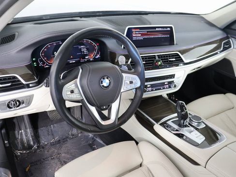 Used 2020 BMW 740i w/ Premium Package image 7