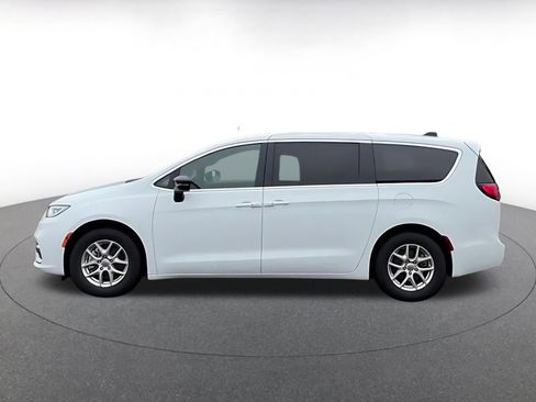 Used 2025 Chrysler Pacifica Select FWD image 8