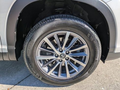 Used 2019 Toyota Highlander XLE image 11