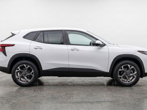 Used 2025 Chevrolet Trax LT FWD image 11