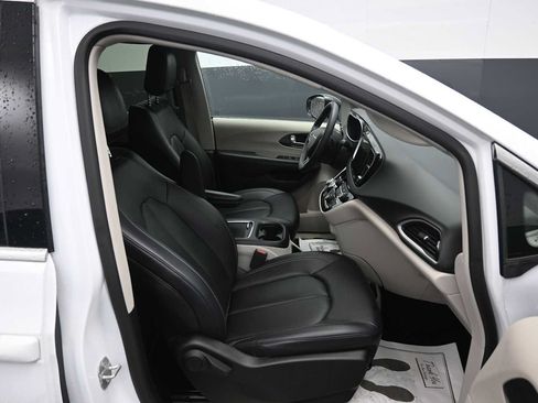 Used 2024 Chrysler Pacifica Touring-L FWD image 23
