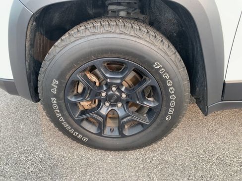 Used 2022 Jeep Cherokee Latitude AWD/4WD image 2