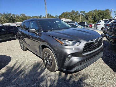 Used 2020 Toyota Highlander XLE image 1