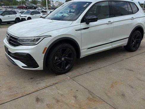Used 2023 Volkswagen Tiguan SE R-Line AWD/4WD image 3