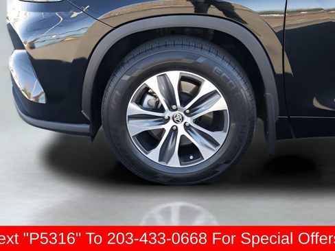 Used 2023 Toyota Highlander XLE AWD/4WD image 3