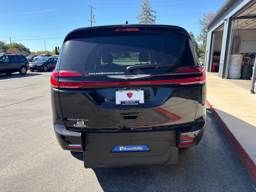 Used 2024 Chrysler Pacifica Touring FWD image 4