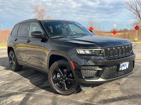 Used 2024 Jeep Grand Cherokee Altitude image 6