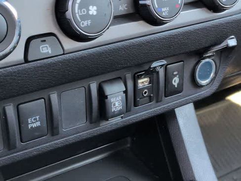 Used 2019 Toyota Tacoma TRD Sport image 31