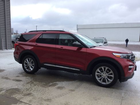 Used 2022 Ford Explorer XLT w/ Equipment Group 202A image 3