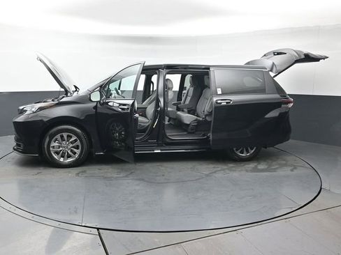 Used 2025 Toyota Sienna XLE image 52