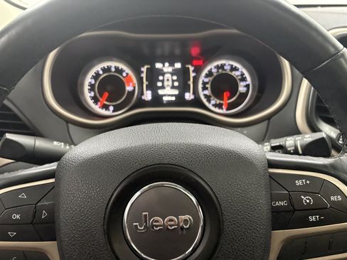 Used 2017 Jeep Cherokee Latitude w/ Cold Weather Group AWD/4WD image 30