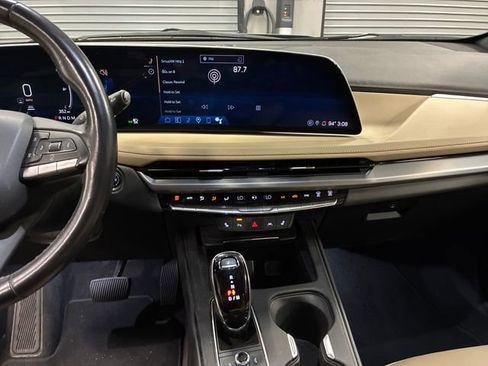 Used 2024 Cadillac XT4 Luxury w/ Cold Weather Package FWD image 18