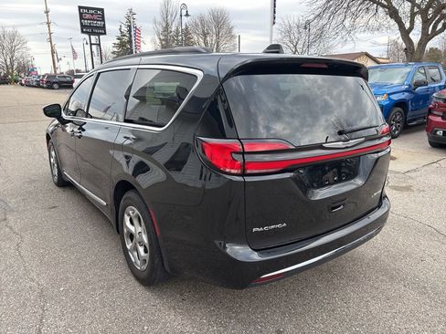Used 2023 Chrysler Pacifica Limited image 7