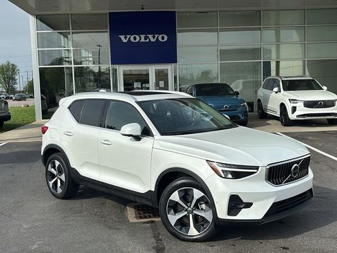 Certified 2025 Volvo XC40 B5 Plus AWD/4WD image 2