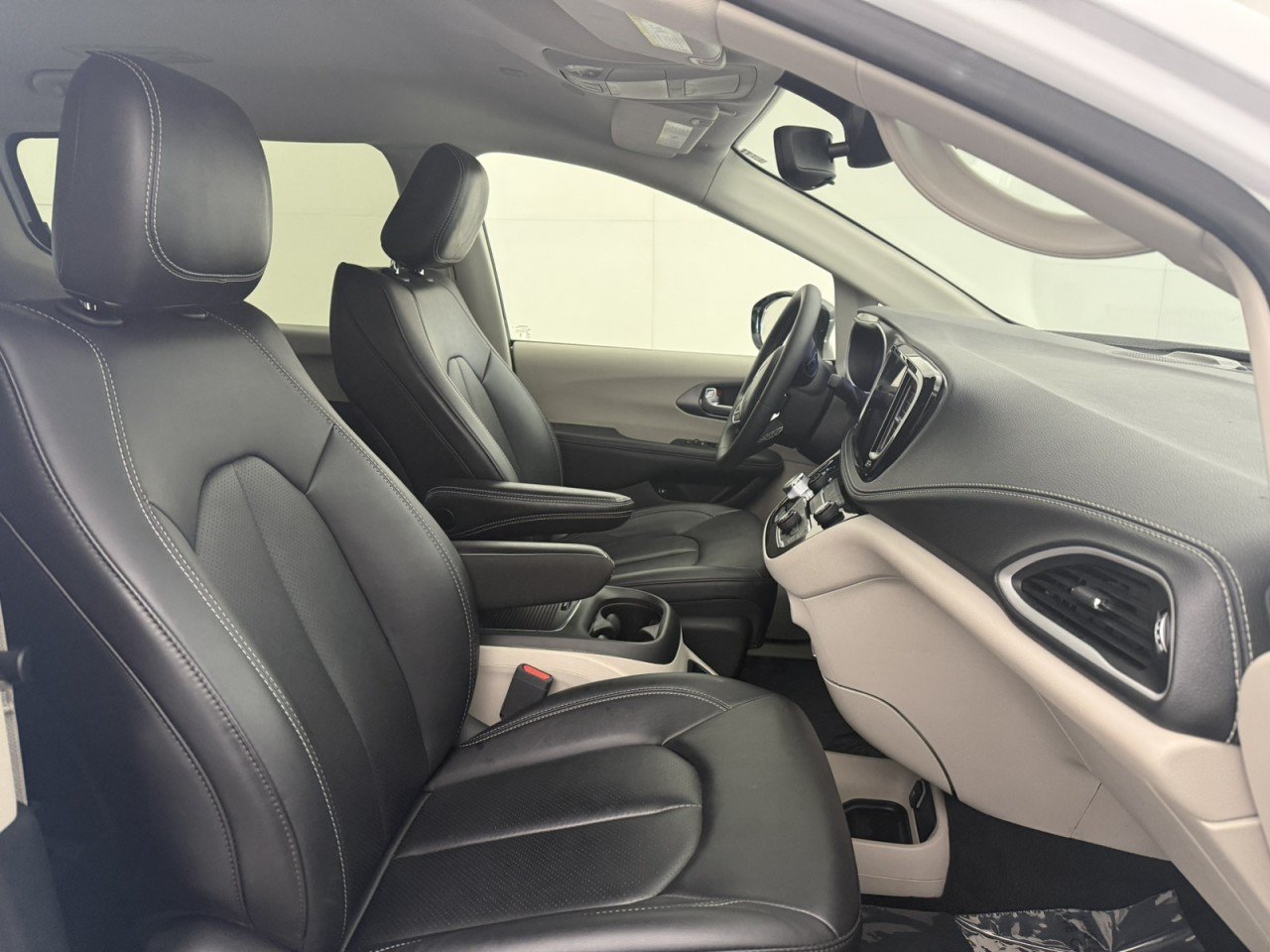Used 2024 Chrysler Pacifica Limited FWD image 10