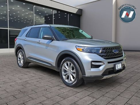 Used 2022 Ford Explorer XLT w/ Equipment Group 202A AWD/4WD image 7
