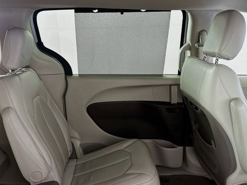 Used 2021 Chrysler Pacifica Touring-L image 25