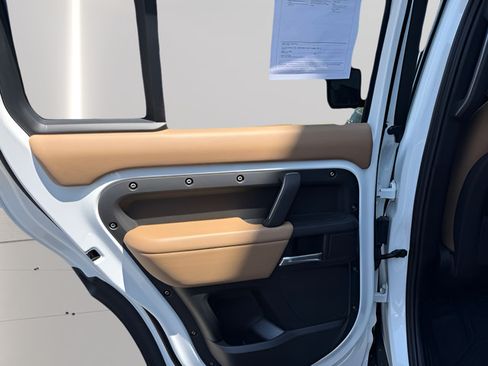 Certified 2025 Land Rover Defender 110 X-Dynamic SE AWD/4WD image 25