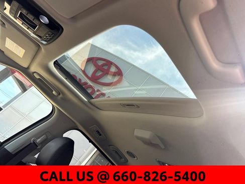 Used 2025 Kia Carnival SX w/ SX Dark Edition Package FWD image 11
