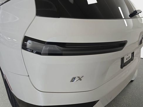 Used 2023 BMW iX xDrive50 w/ Premium Package image 33
