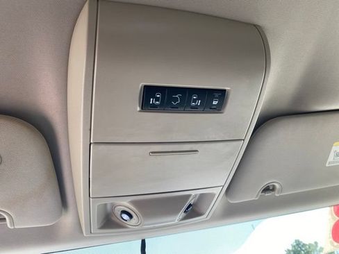 Used 2013 Chrysler Town & Country Touring FWD image 28