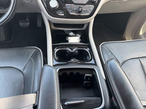 Used 2022 Chrysler Pacifica Limited FWD image 14