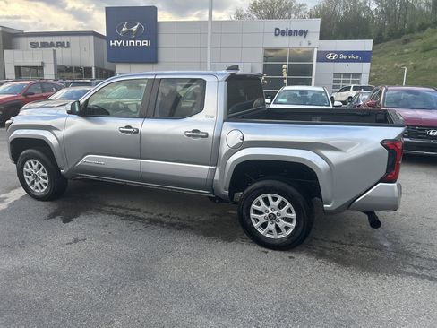 Used 2025 Toyota Tacoma SR5 AWD/4WD image 23