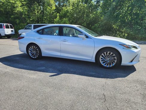 Used 2024 Lexus ES 300h Ultra Luxury w/ Accessory Package (Z2) FWD image 12