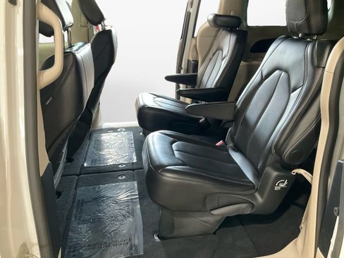 Used 2024 Chrysler Pacifica Touring-L FWD image 13