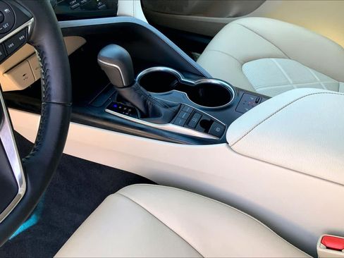 Used 2018 Toyota Camry XLE FWD image 17