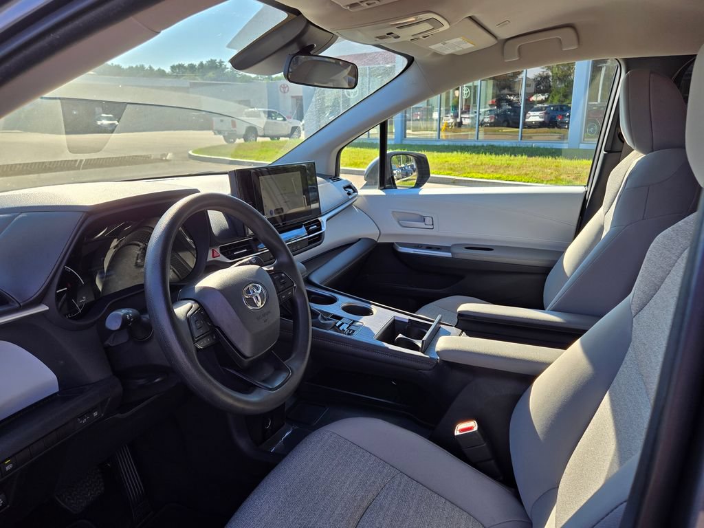Used 2025 Toyota Sienna LE FWD image 25