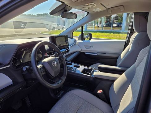 Used 2025 Toyota Sienna LE FWD image 25
