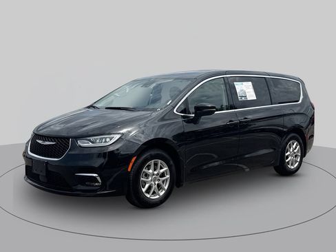 Used 2024 Chrysler Pacifica Touring-L FWD image 7