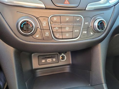 Used 2021 Chevrolet Equinox LT image 25