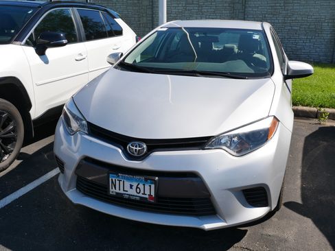 Used 2015 Toyota Corolla LE FWD image 2