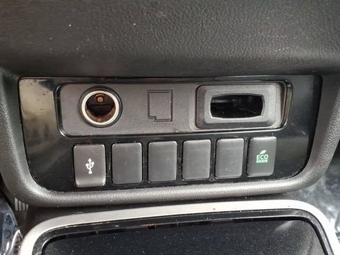 Used 2020 Mitsubishi Outlander AWD image 32
